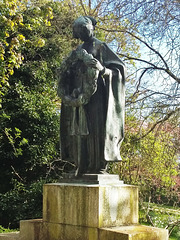 eaton hastings, berks,looking like a reused victory figure, frampton's memorial to lord faringdon +1920 and his wife