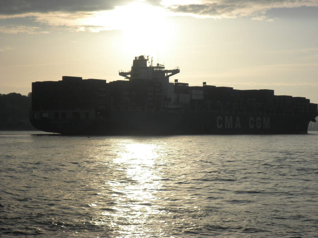 Containerschiff im Sonnenaufgang