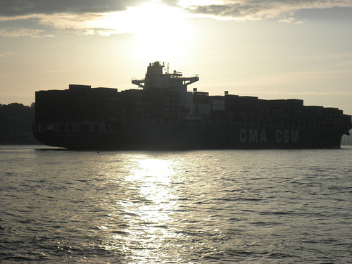 Containerschiff im Sonnenaufgang