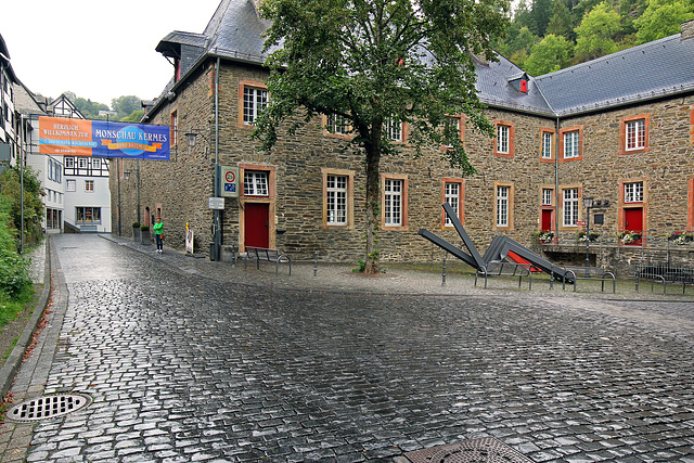 Monschau - Die Skultptur "Verformung" beim Aukloster (01)