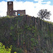 Basaltpfeifen im Burghof von Schloss Sigmundskron