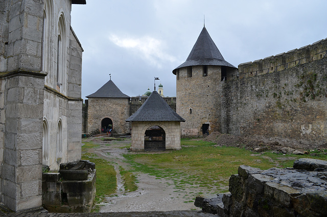 Хотинская крепость, Во дворе цитадели / The Fortress of Khotyn, In the Courtyard of the Citadel Хотинская крепость, Во дворе цитадели / The Fortress of Khotyn, In the Courtyard of the Citadel