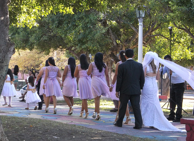 Parade de mariage en talons hauts.