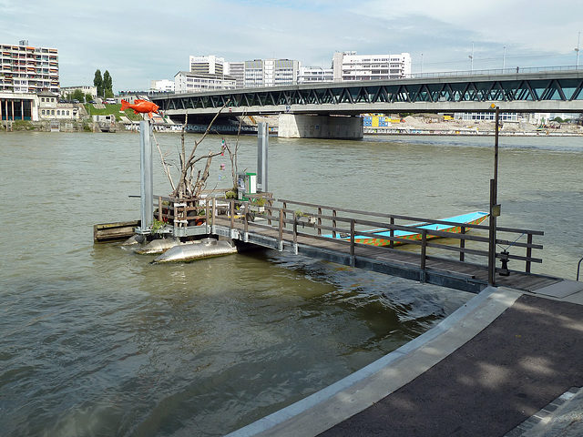 Dreirosenbrücke in Basel im Vordergrund Uelis Schiffsanleger