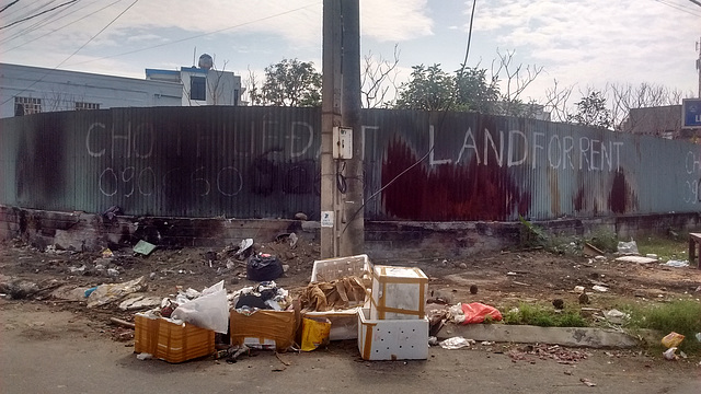 Une ville jonchée de détritus de tout acabit