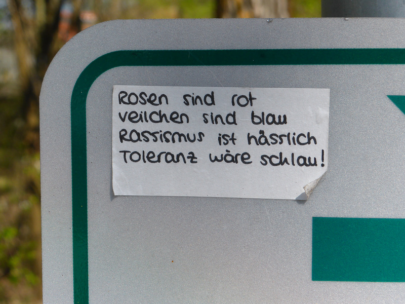 Aufkleber am Schild