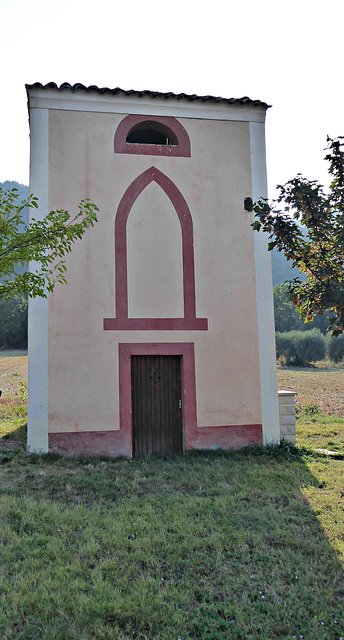 un curieux bâtiment.....à suivre 1/4