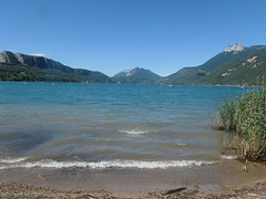 Lac et montagnes