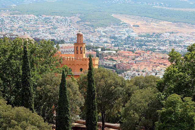 Alcazaba - Blick vom "Torre de la Rolvora" zum Hotel "Alhambra Palace"