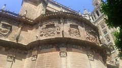 Sevilla, detalle de la catedral junto a la Giralda