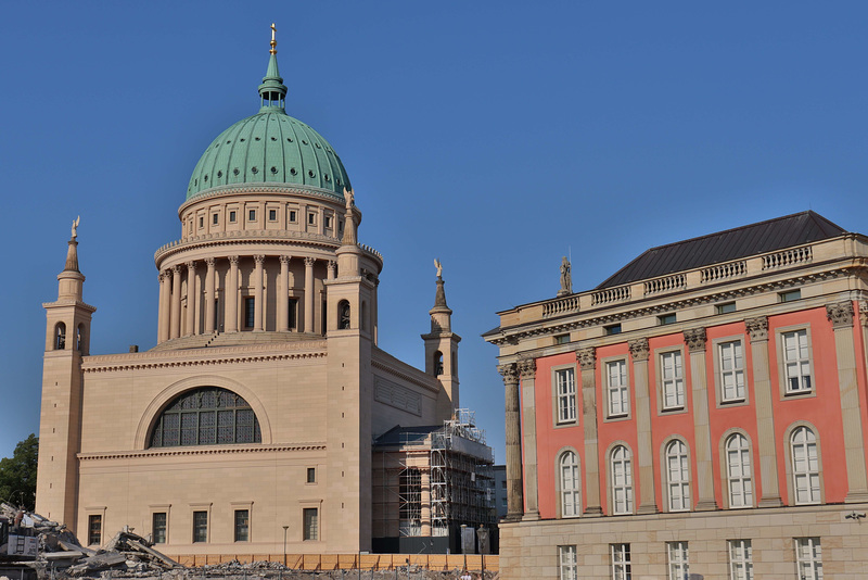 Stand des Abrisses der Fachhochschule am Alten Markt neben der Stadtschloss-Attrappe (Rosa Klotz) 16.08.18 abends