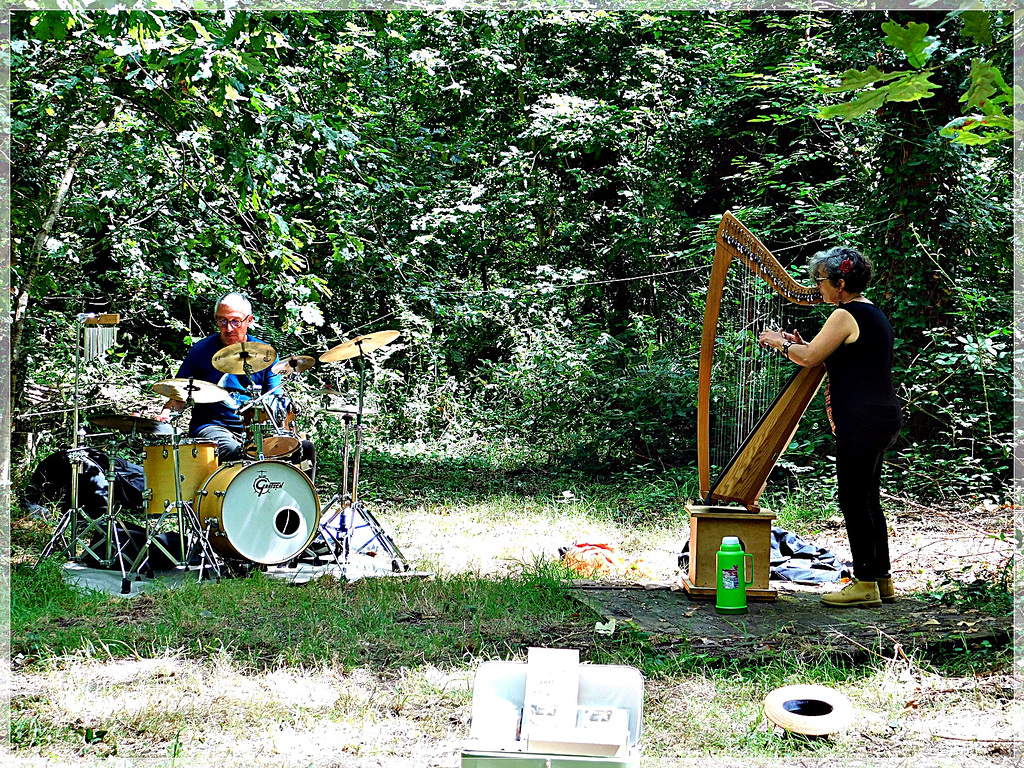 Duo Presqu'un Team à l'art est dans les bois