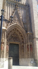 Sevilla, una de las puertas de la Catedral