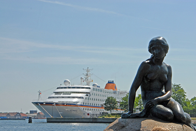 MS Columbus und die Kleine Meerjungfrau