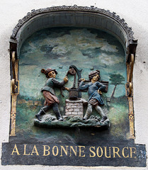 A la Bonne Source , une enseigne du XVIII ème siècle au 122 rue Mouffetard à Paris