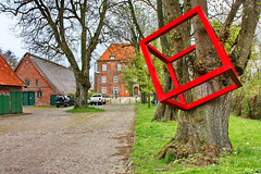 Schloss Agathenburg mit rotem Würfel