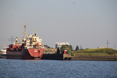 Frachter  in Warteposition für's Dock