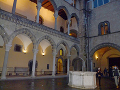 Museo archeologico Tarquinia-Cortile palazzo Vitelleschi