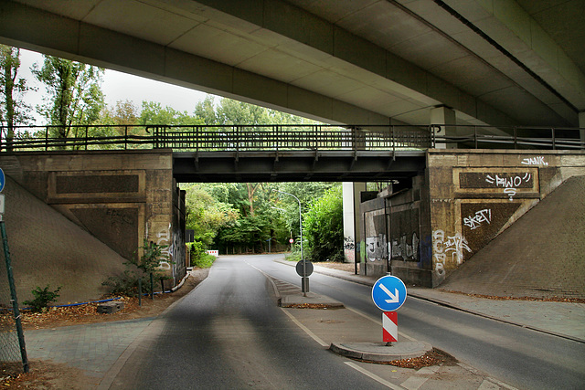 Max-Eyth-Straße, Brücke der Walsumbahn unter der A42-Autobahnbrücke (Oberhausen-Buschhausen) / 6.09.2020