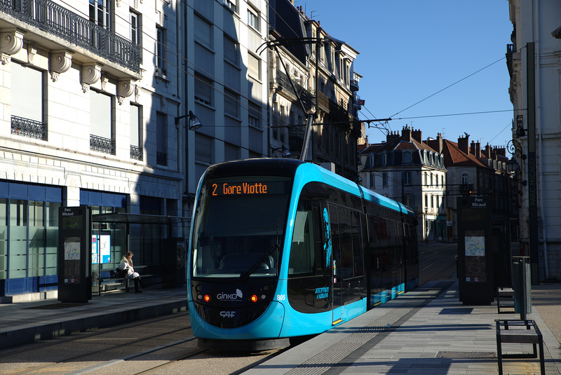 BESANCON: Station du tram: parc Micaud