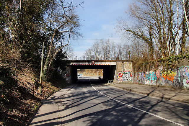 Husener Straße mit Köln-Mindener Eisenbahnbrücke (Dortmund-Kurl) / 12.03.2022