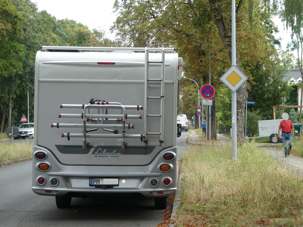 Lichterfelder Allee in Teltow (Südseite), kurz vor der Einmündung der Hauffstraße