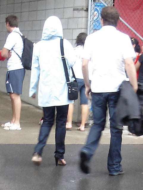 White top outfit & black hammer heels Lady