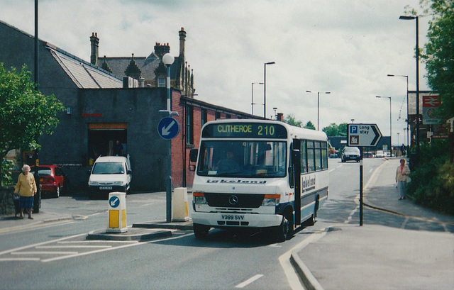 Lakeland Coaches V389 SVV in Clitheroe – 30 May 2001 (467-14)