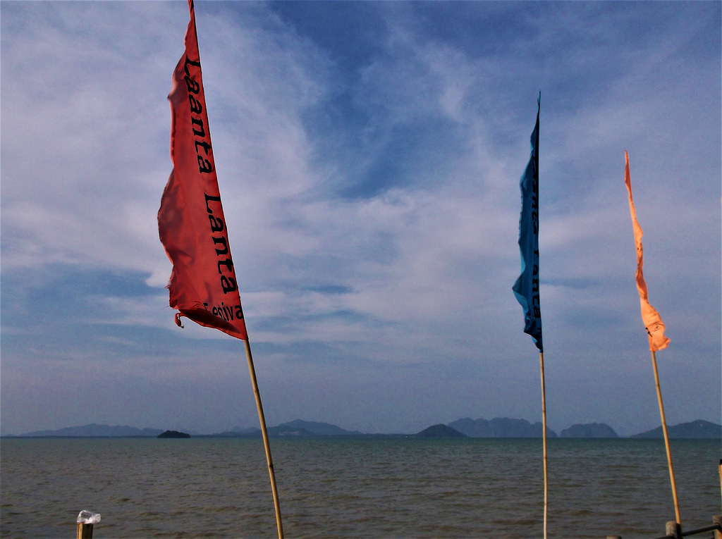 Trois drapeaux / Tres banderas