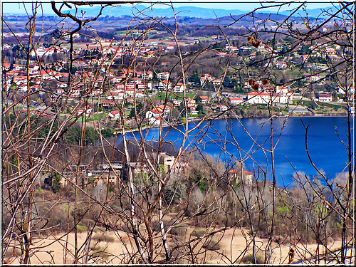 AVIGLIANA : il panorama della cittadina  sul suo lago