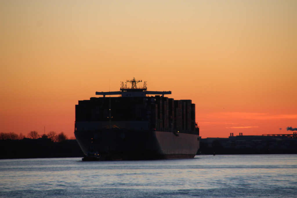 Containerriese  COSCO ENGLAND