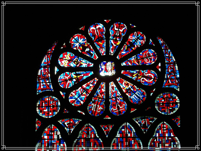 Les vitraux dans l'église abbatiale de Léhon Dinan (22)