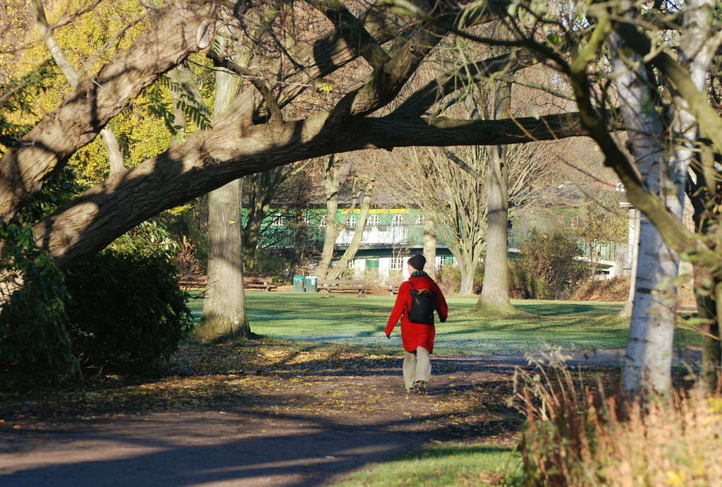 Spaziergängerin im Park