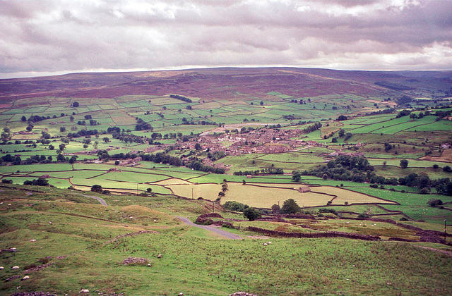 Looking over Reeth from near Cuckoo Hill. (Aug 1993, scan)