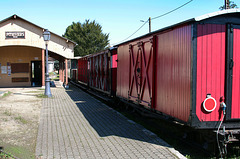 " Le train à destination de Pétaouchnok , desservira les gares de Trifouilly-les-Oies et Bab el Oued . Prenez garde à la fermeture des portes et attention au départ "