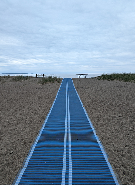 Perspective bleutée vers la plage / Bluish perspective toward the beach