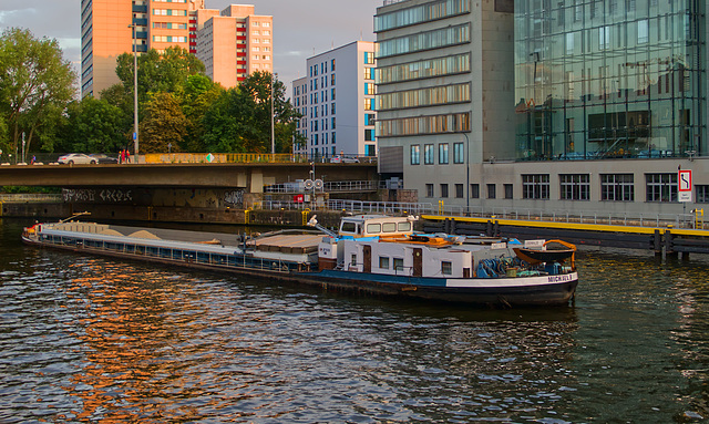 Lastkahn auf der Spree im Berliner Nikolaiviertel