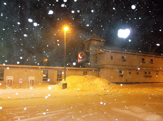 Econolodge amongst the snow storm