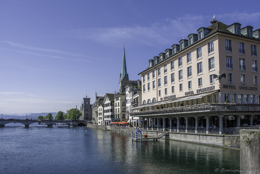 das Hotel Storchen, direkt an der Limmat mitten in Zürich (© Buelipix)