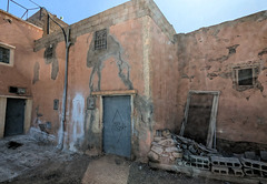 Trois portes et quatre fenêtres / Three doors and four windows
