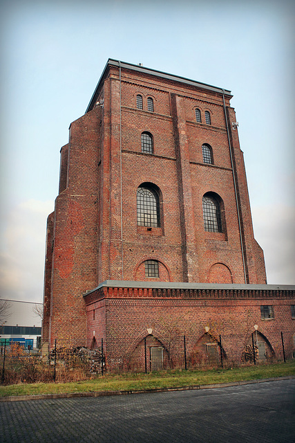 Denkmalgeschützter Malakowturm der ehemaligen Zeche Fürst Hardenberg (Dortmund-Lindenhorst) / 27.11.2016