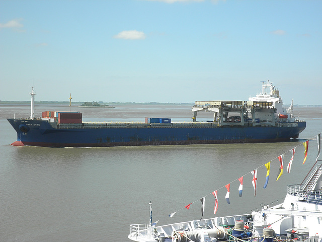 Frachter Star Gran auf der Weser