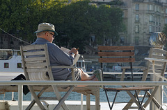 Du soleil, un livre et un cigare, la vie est belle !