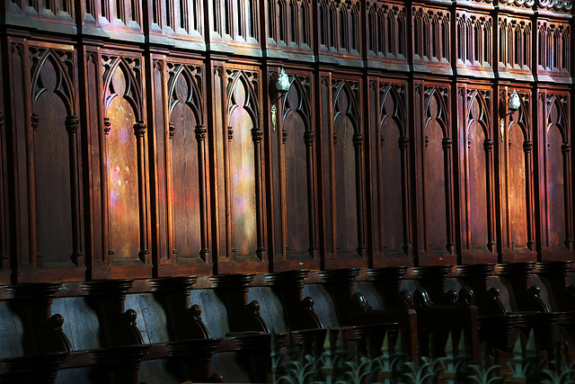 Stalles du choeur éclairées par la lumière divine , très écologique en énergie .