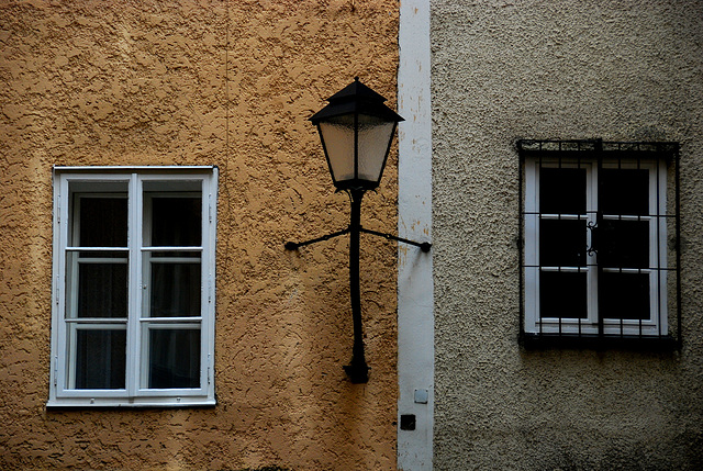 Zwei Fenster mit Strassenlaterne