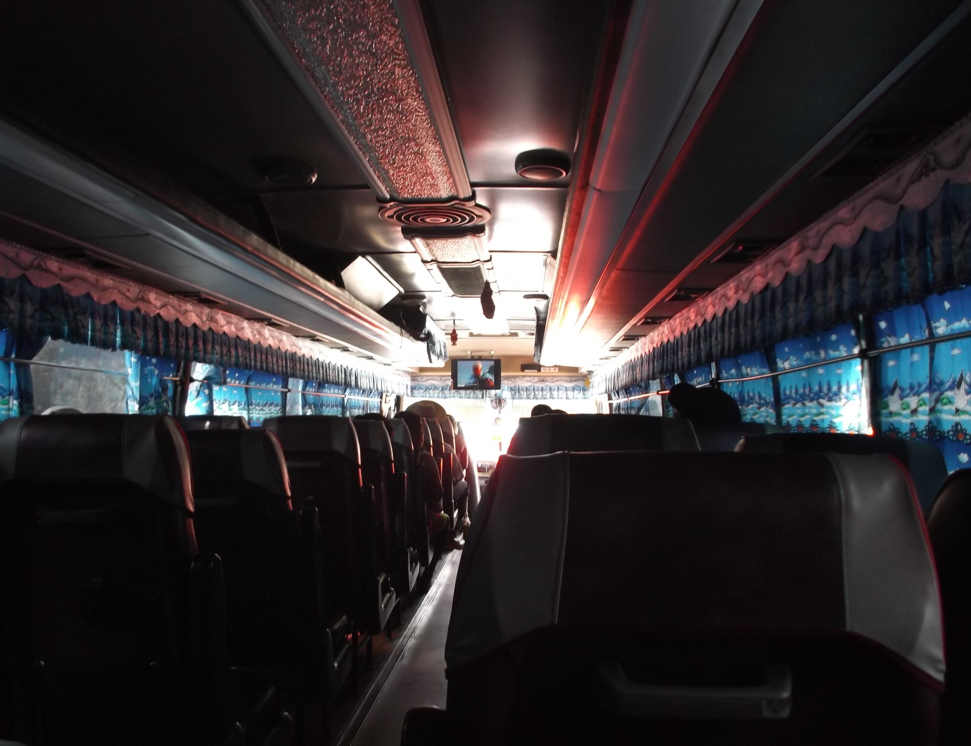 À rideaux fermés / Closed bus curtains