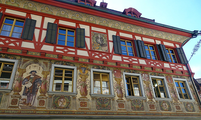 Man kommt aus dem Staunen kaum heraus beim Anblick der Rathausfassade in Stein am Rhein