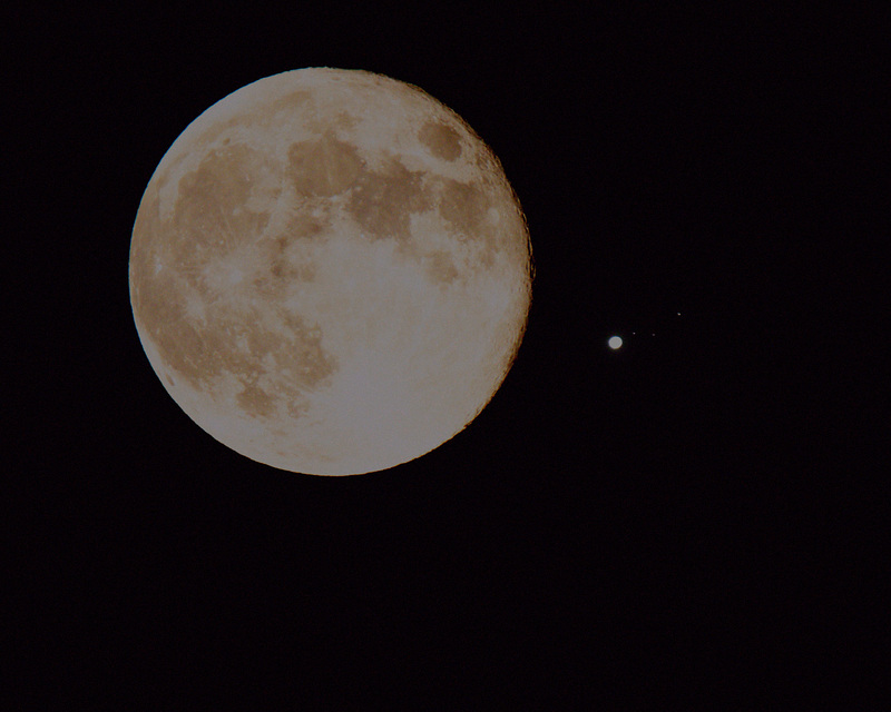 Größenvergleich Erdmond - Jupiter mit drei Monden