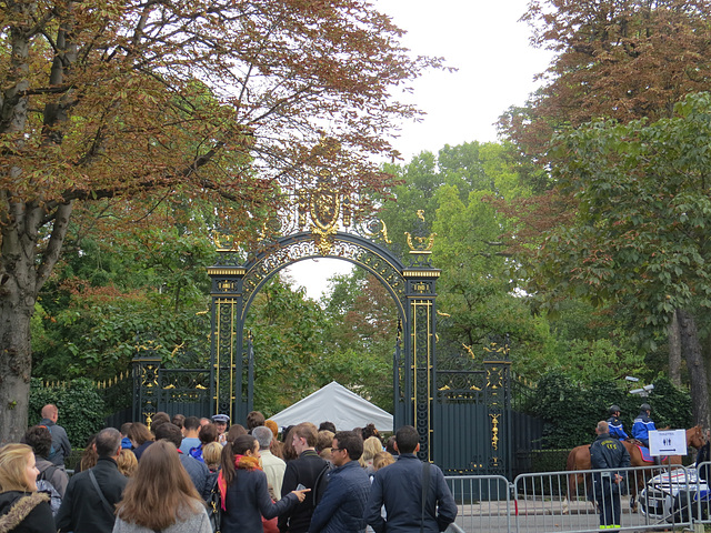 Devant l'entrée.