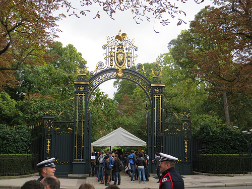 Devant l'entrée, 3